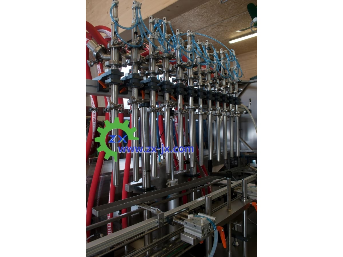 12頭直線式液體灌裝機(jī)配料斗